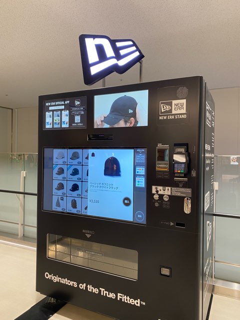 福岡空港NEWERA自動販売機