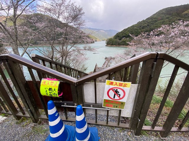 市房ダム水の上の市場