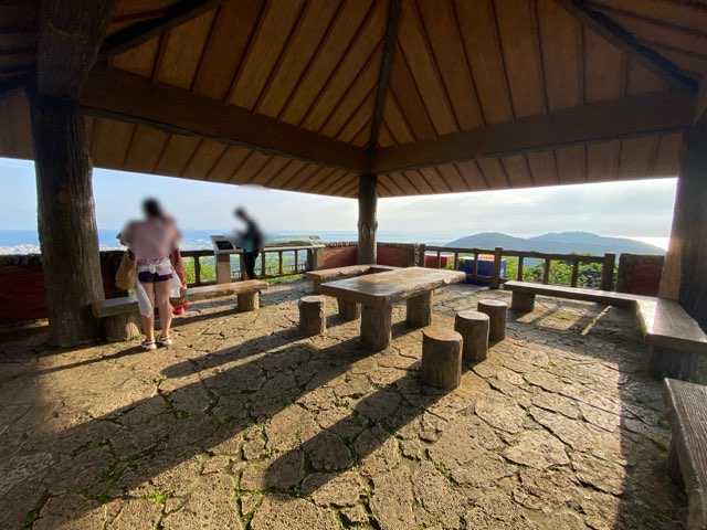 エメラルドの海を見る展望台