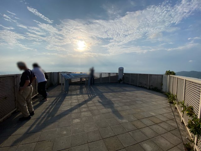 エメラルドの海を見る展望台