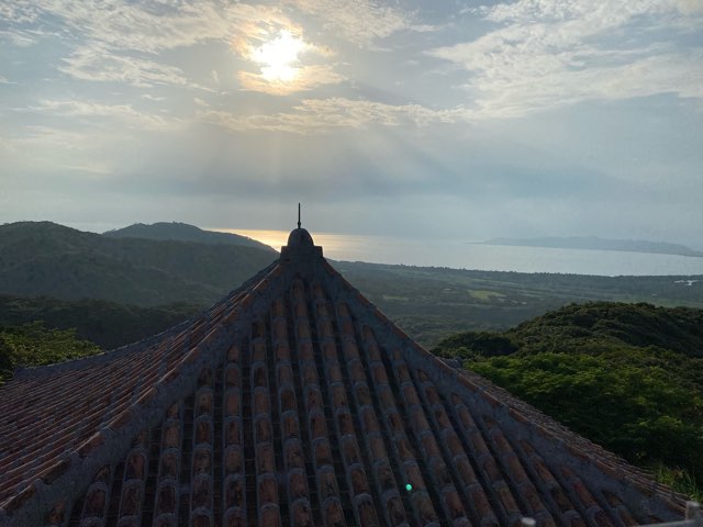 エメラルドの海を見る展望台