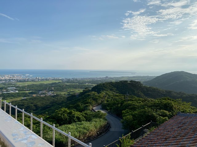 エメラルドの海を見る展望台