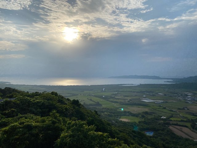 エメラルドの海を見る展望台