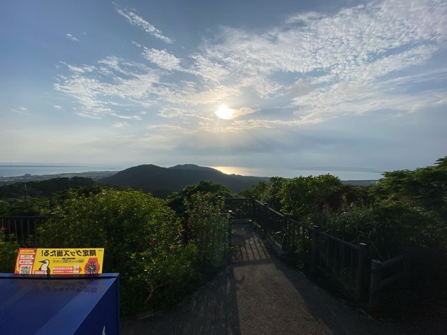 エメラルドの海を見る展望台