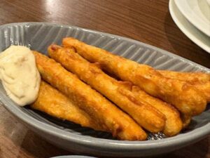 続いてジュージューと音を立てて登場したチキンステーキ。